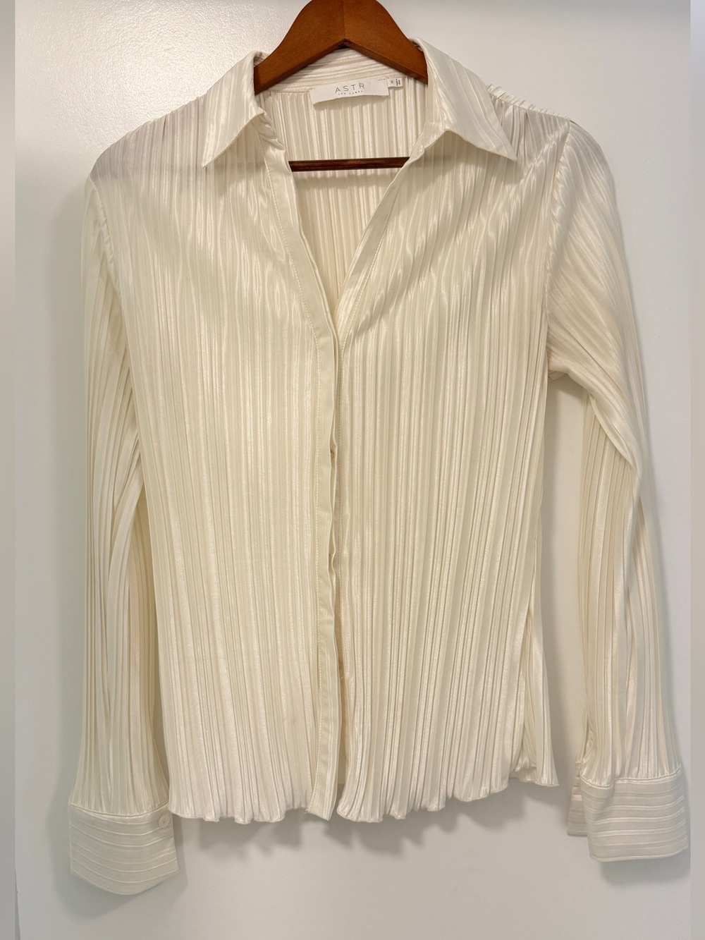 ASTR Cream Pleated Button-Front Long Sleeve Shirt